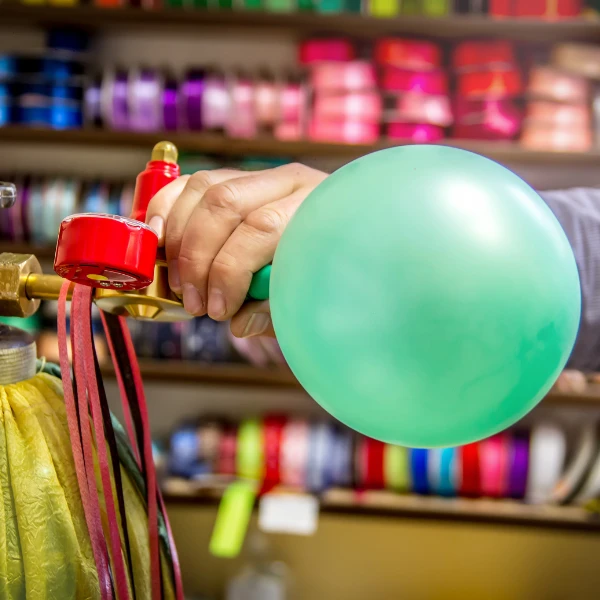 Plnění balónků heliem: Aby vaše událost měla šťávu