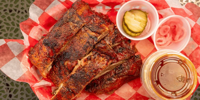 Jaké papírové talíře vybrat podle jídla: jednoduchý průvodce